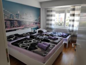 1 Schlafzimmer mit 2 Betten und einem Fenster in der Unterkunft Sarajevo Apartment Ilidza in Sarajevo