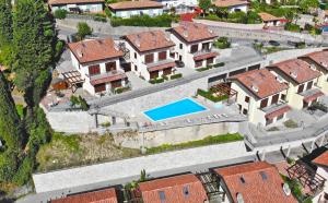 una vista aérea de una casa con piscina en La Quiete 07 lake view Apartment by Gardadomusmea, en Tremosine Sul Garda 17 fotos más