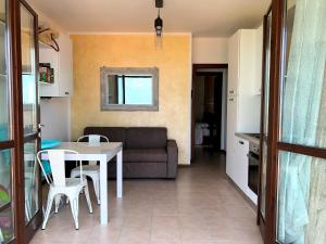 una sala de estar con una mesa y un sofá en La Quiete 07 lake view Apartment by Gardadomusmea, en Tremosine Sul Garda