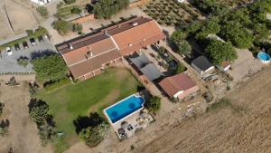 een luchtzicht op een huis met een zwembad bij Trendy and Luxe Bed & Breakfast in Ferreira do Alentejo