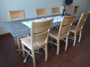 ザース・グルントにあるHaus Amiciのダイニングルームテーブル(椅子6脚、テーブル、テーブル、椅子付)