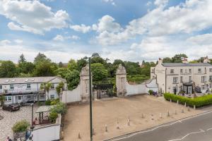 uma imagem de um edifício com um campo de basquetebol em The Lion Gate Apartments em East Molesey