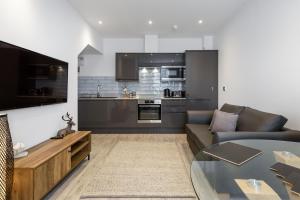 A kitchen or kitchenette at The Lion Gate Apartments