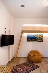 TV a/nebo společenská místnost v ubytování Front Lake Studio with Loft Bed and Pool