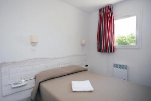 Postel nebo postele na pokoji v ubytování Résidence Odalys Les Hauts de Salavas