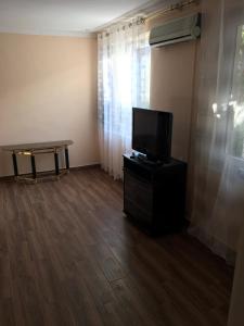 Televízia a/alebo spoločenská miestnosť v ubytovaní Stella Apartman
