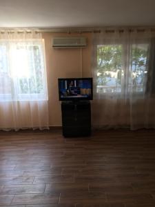 Televízia a/alebo spoločenská miestnosť v ubytovaní Stella Apartman