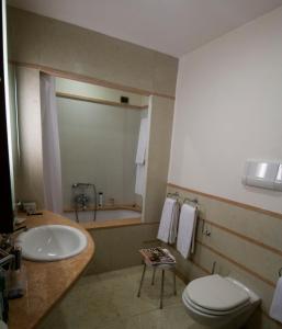 ナポリにあるSan Giacomo 32 Residenceのバスルーム(洗面台、トイレ、バスタブ付)