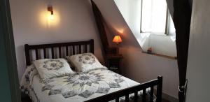 a bedroom with a bed with a quilt on it at La Clef des Champs in Saint-Léon-sur-Vézère