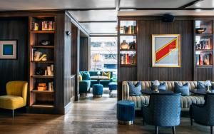 Ruang duduk di The Dupont Circle Hotel