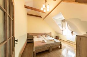 מיטה או מיטות בחדר ב-Residence Tvrz Skočice