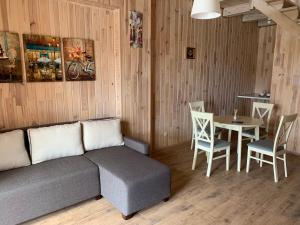 sala de estar con sofá y mesa en Готельно-ресторанний комплекс Прованс парк, en Pochaiv