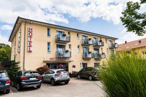 un hotel con coches aparcados delante en Hotel Classic, en Freiburg im Breisgau