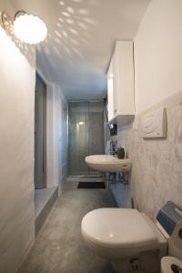 Un baño de Le Finestre Su Porta Carrese - Luxury Rooms & Suites