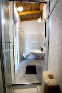 y baño con lavabo, ducha y aseo. en Le Finestre Su Porta Carrese - Luxury Rooms & Suites en Matino