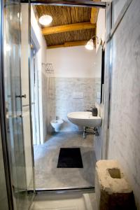 Kúpeľňa v ubytovaní Le Finestre Su Porta Carrese - Luxury Rooms + 37 fotografií