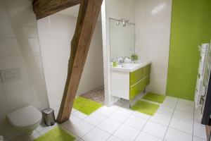 Ванная комната в MAISON MAUPAS Chambre Rouge