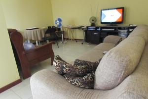 a living room with a couch and a tv at Rooming house in Espargos
