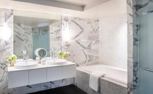 Bilik mandi di The Dupont Circle Hotel