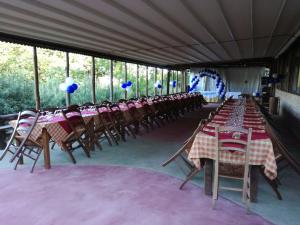 un gruppo di tavoli e sedie in tenda di B&B Francesca a Zagarise