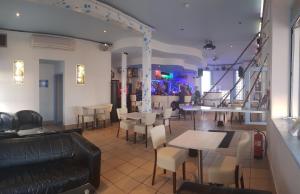 een restaurant met tafels en stoelen in een kamer bij The Portland Hotel in Folkestone