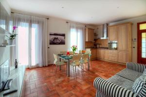 a kitchen and living room with a table and chairs at Casa Il Glicine a due passi dal centro in Siena