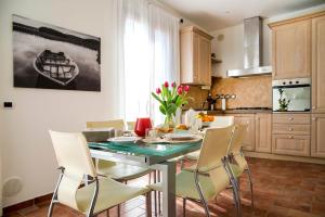 a kitchen with a dining room table with chairs at Casa Il Glicine a due passi dal centro in Siena +16 photos