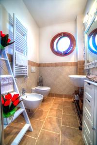 a bathroom with two sinks and two toilets at Casa Il Glicine a due passi dal centro in Siena