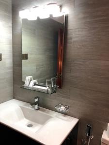 努沃勒埃利耶的住宿－皇家山別墅酒店，一间带水槽和镜子的浴室