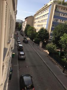 a street with cars parked on the side of a building at Mb property in Paris