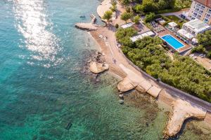 马林斯卡维拉洛瓦酒店的海滩和海洋的鸟瞰图