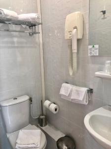 Ein Badezimmer in der Unterkunft Hotel Lepante