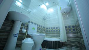 Bilik mandi di Qutlug Qadam Guest House