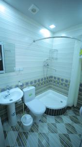 Bilik mandi di Qutlug Qadam Guest House