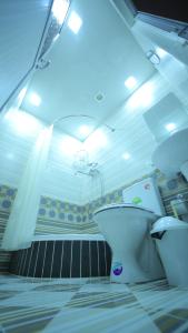 Bilik mandi di Qutlug Qadam Guest House