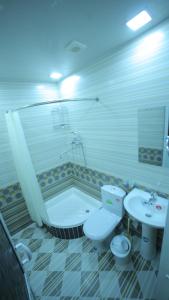 Bilik mandi di Qutlug Qadam Guest House