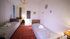 Katil atau katil-katil dalam bilik di Qutlug Qadam Guest House