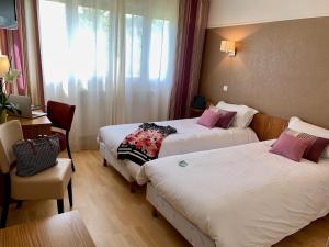 Ένα ή περισσότερα κρεβάτια σε δωμάτιο στο Hôtel Brun +33 φωτογραφίες