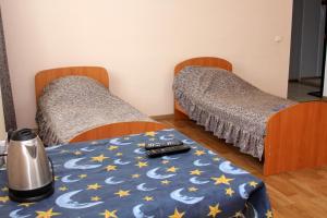 SibayにあるGuest House Bashkiriyaのベッド2台、テーブル、毛布が備わる客室です。