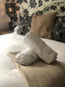 Una toalla sobre una cama en The Strawbury Duck Inn, en Darwen