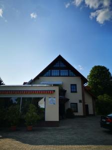 a building with a garage in front of it at Casa Mia Pension am Mailandsberg - Klima in Lutherstadt Wittenberg