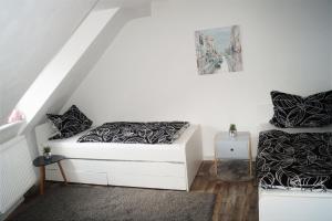 Tempat tidur dalam kamar di Ferienwohnung Auszeit