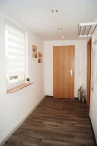 a hallway with a wooden door and a window at Ferienwohnung Auszeit in Bad Kreuznach