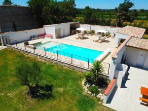 eine Luftansicht eines Hauses mit Pool in der Unterkunft Gîtes Chantelauze in Narbonne