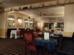 Ein Restaurant oder anderes Speiselokal in der Unterkunft Rivelyn Hotel Bar & Restaurant 