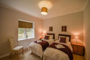 מיטה או מיטות בחדר ב-Blairquhan Cottages