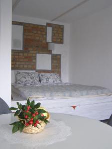 um quarto com uma cama e uma mesa com uma tigela de fruta em Rusalika em Rivne