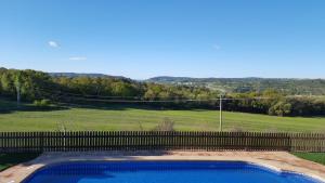 una piscina con vistas a un campo en Casa Baluard de Ferreres, en Olvan