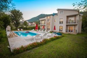ein großes Haus mit Pool im Hof in der Unterkunft Apartment Vrutak in Kotor