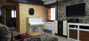Eugi的住宿－Casa Martiko，客厅配有平面电视和沙发。